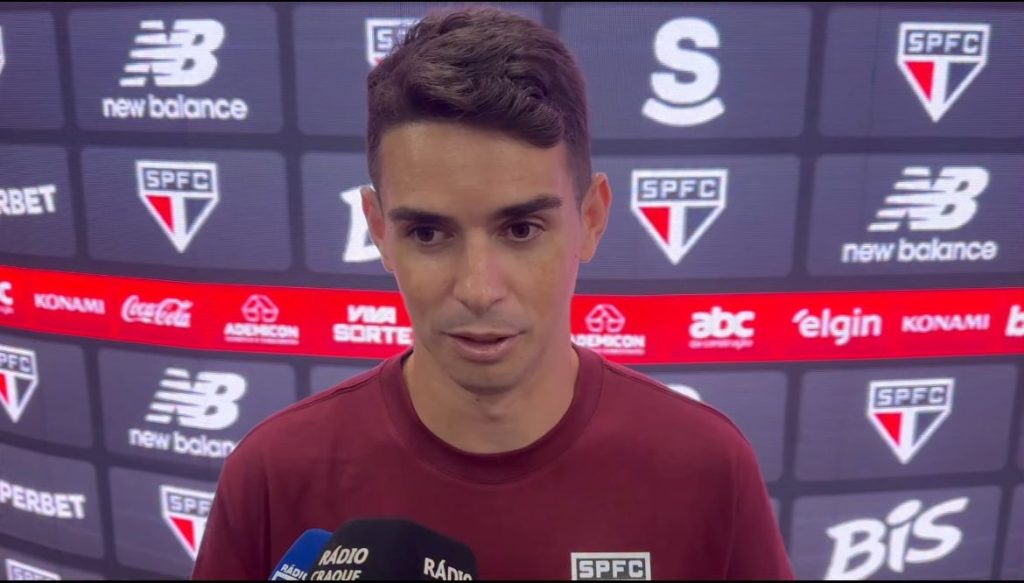 Oscar em entrevista pós-jogo. FOTO: Reprodução/ Gabriel Sá