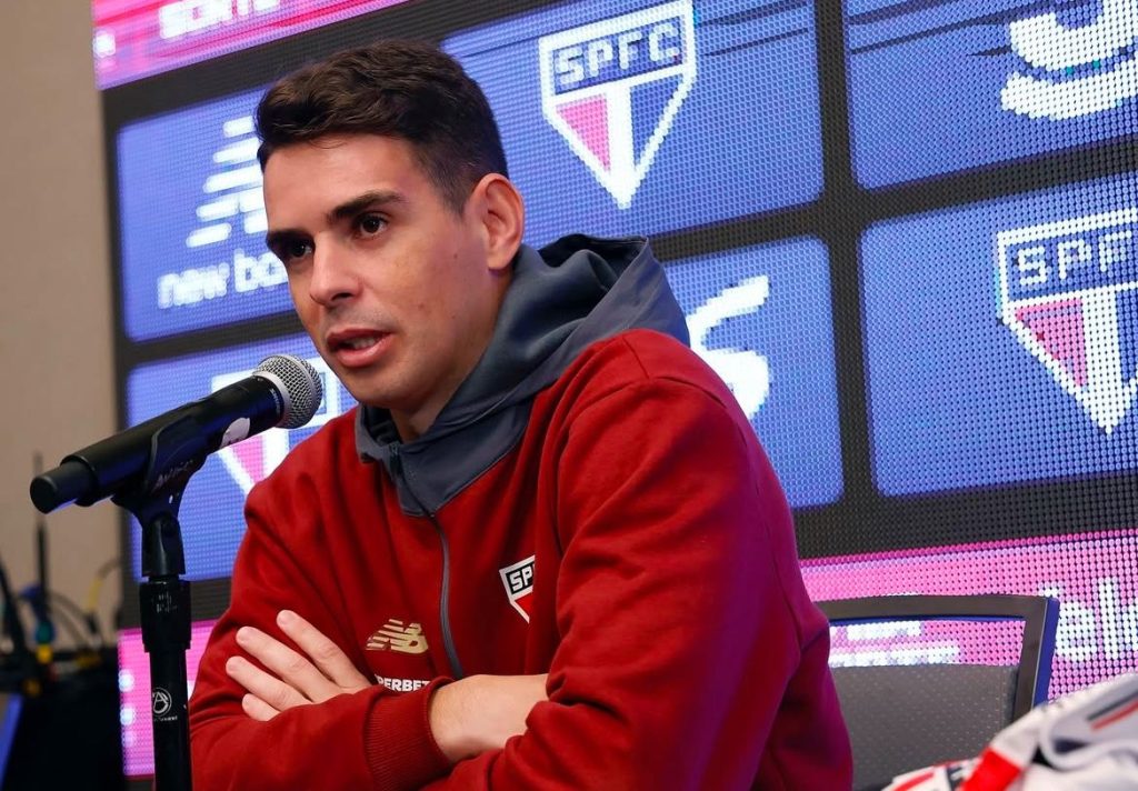 Oscar é apresentado no São Paulo. (Foto: Rubens Chiri/SPFC)