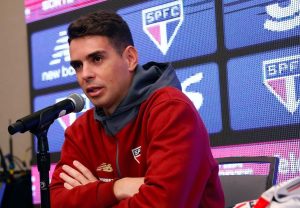 Oscar é apresentado no São Paulo. (Foto: Rubens Chiri/SPFC)