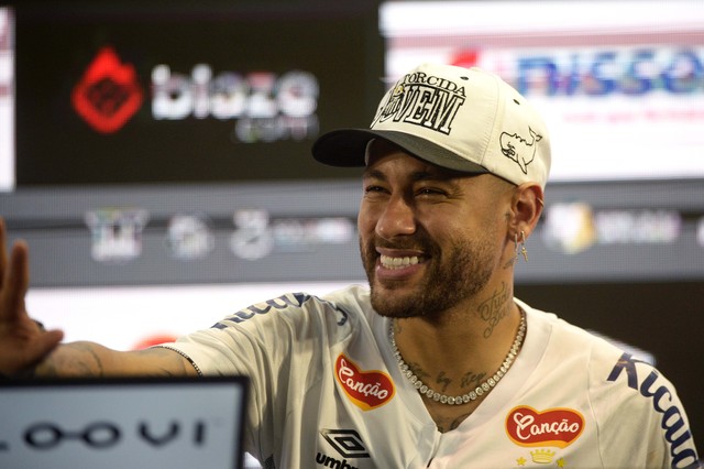Neymar foi apresentado pelo Santos. (Foto: Marcos Ribolli/ge)