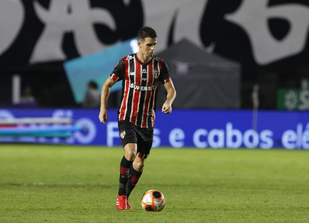 Oscar jogou mais recuado no segundo tempo do San-São. (Foto: Rubens Chiri/SPFC)