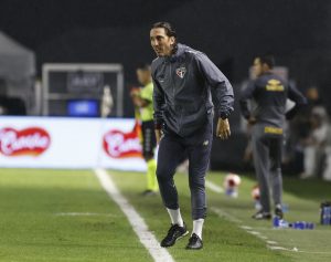 Zubeldía explica derrota do São Paulo no clássico contra o Santos. (Foto: Rubens Chiri/SPFC)