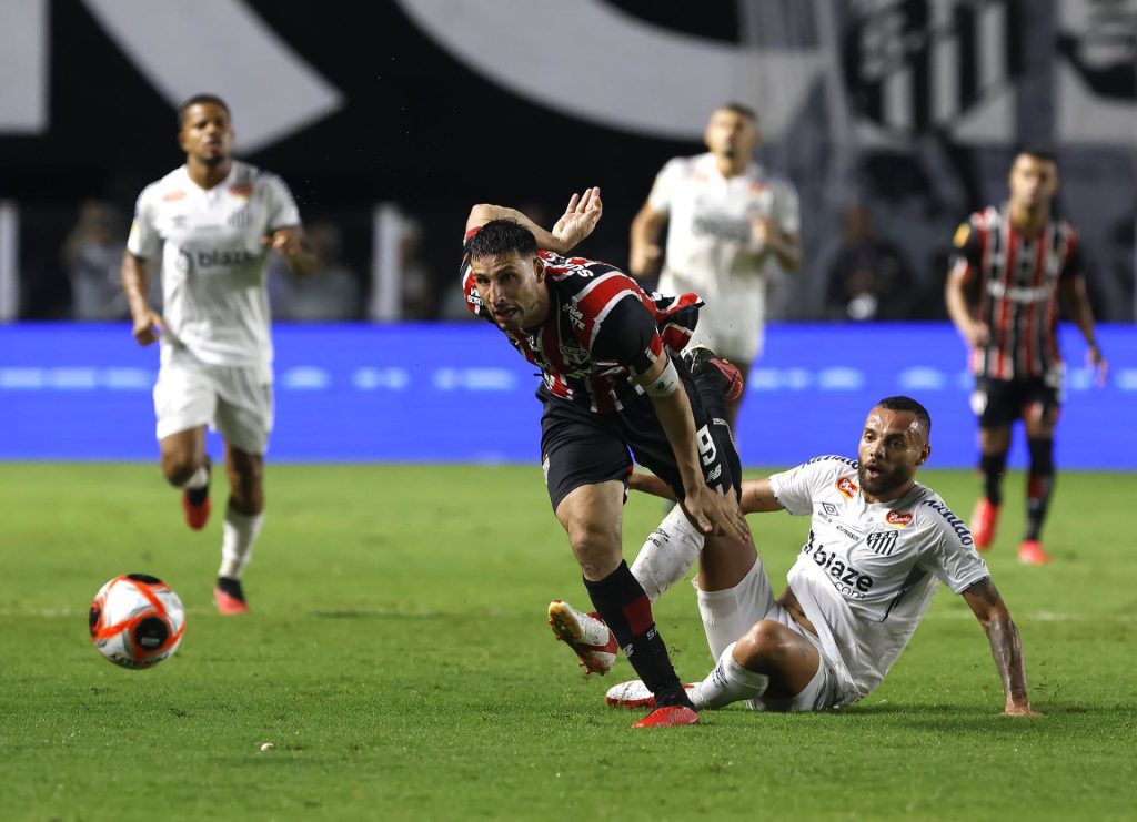 Calleri deu assistência para Lucas marcar contra o Santos. (Foto: Rubens Chiri/SPFC)
