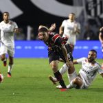 Calleri deu assistência para Lucas marcar contra o Santos. (Foto: Rubens Chiri/SPFC)