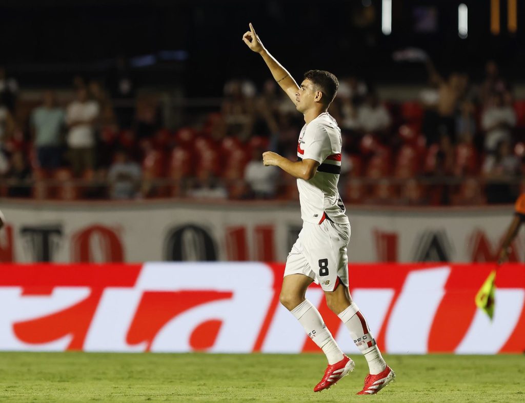 Oscar tem sido o grande organizador do meio de campo do São Paulo. (Foto: Paulo Pinto/SPFC)