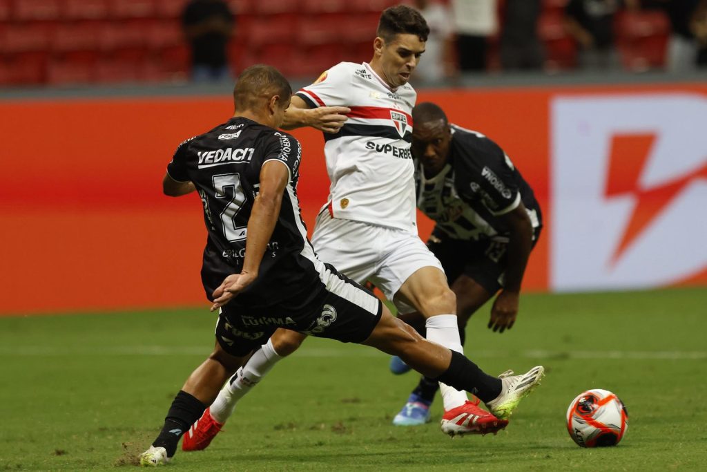 Oscar foi muito bem marcado pela Internacional de Limeira. (Foto: Rubens Chiri/SPFC)