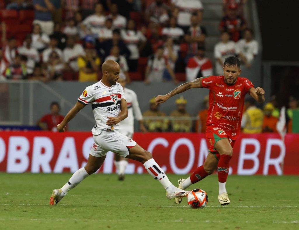 Lucas teve atuação discreta contra o Velo Clube. (Foto: Rubens Chiri/SPFC)