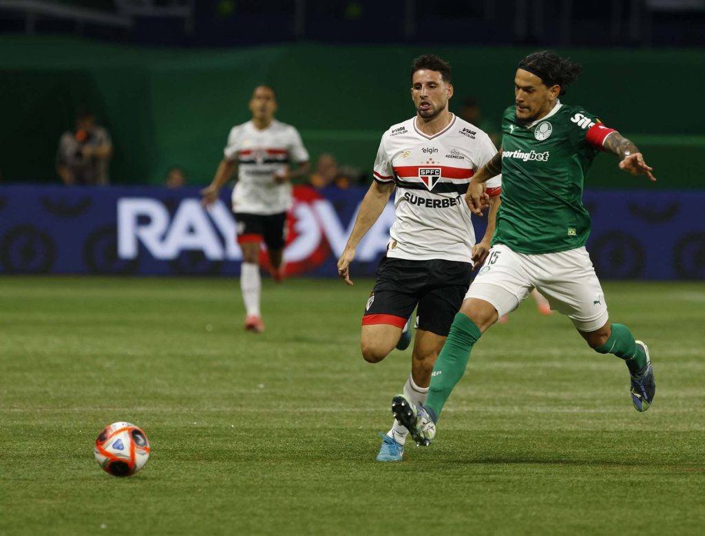Vidente analisa o clássico. (Foto: Rubens Chiri/SPFC)