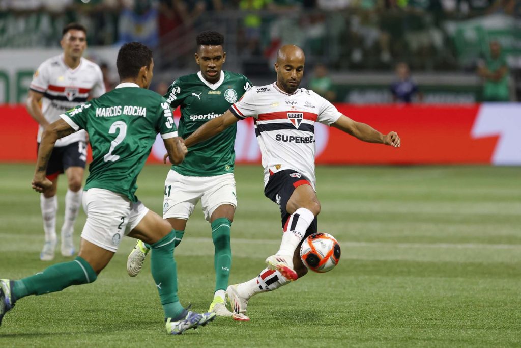 Lucas ficou no banco de reservas no clássico contra o Palmeiras. (Foto: Rubens Chiri/SPFC)