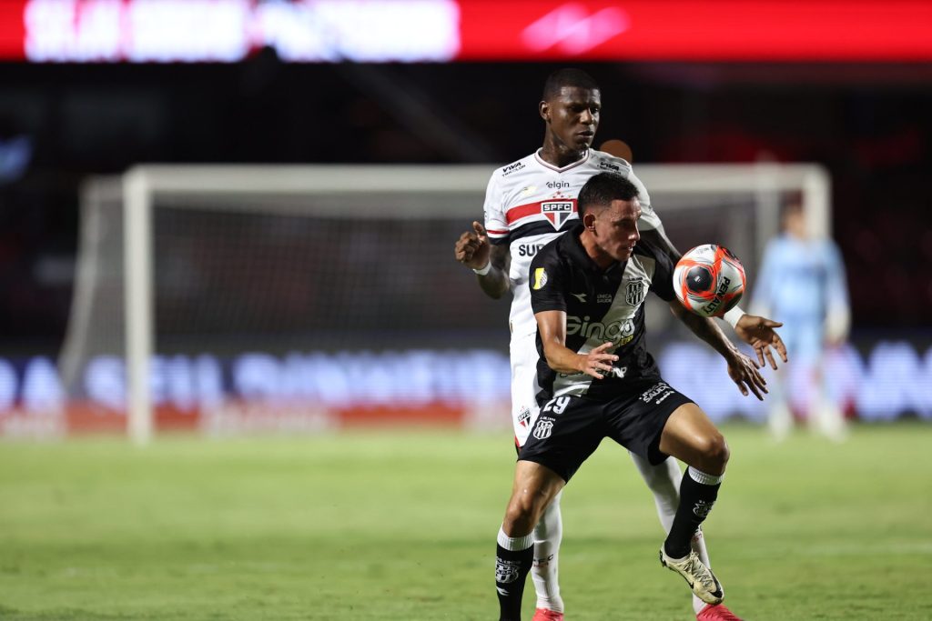 Arboleda sofreu com os ataques da ponte Preta. (Foto: Rubens Chiri/SPFC)