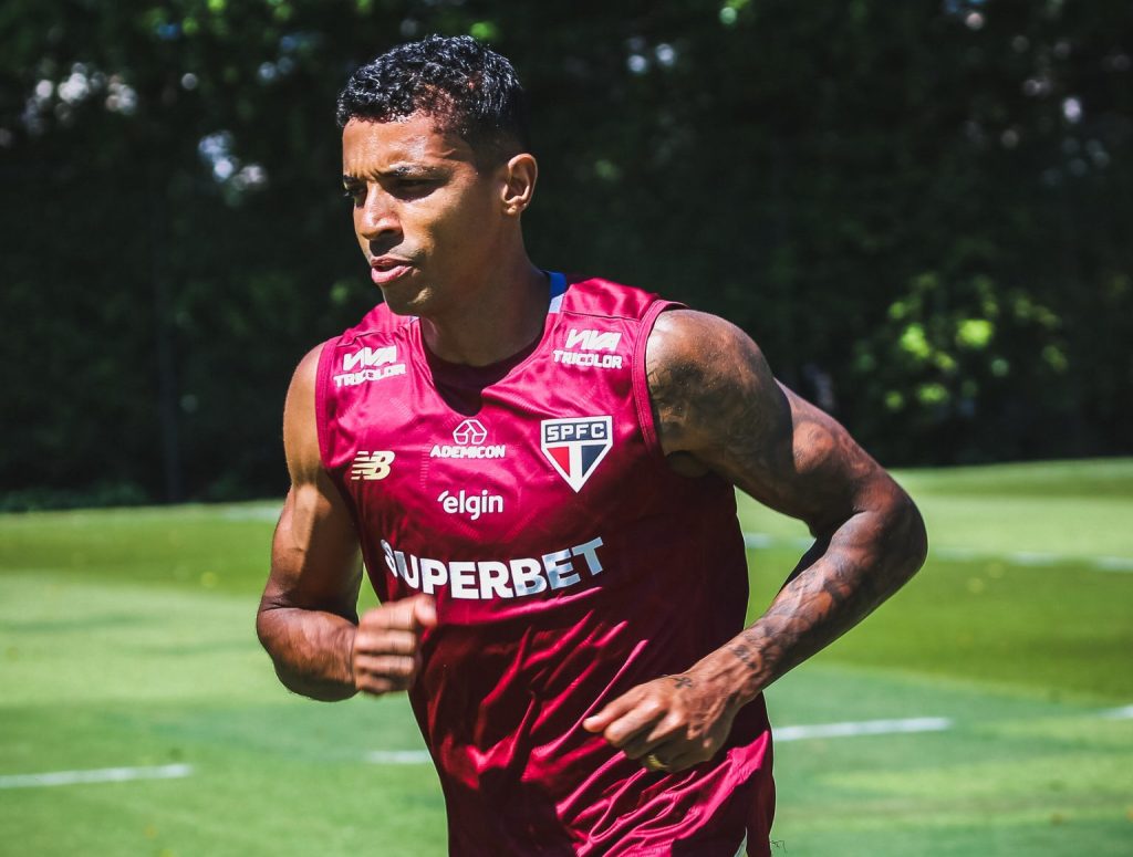 Luiz Gustavo está recuperado de lesão no pé e vai reforçar o Tricolor. (Foto: Erico Leonan/SPFC)