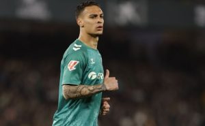 Antony come a bola no Real Bétis e vira assunto em LaLiga. (Foto: Reprodução/LaLiga)