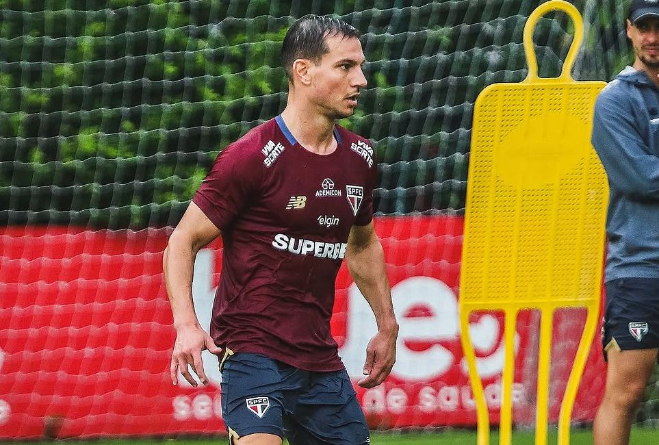 Cédric Soares tem três meses de contrato com o São Paulo. (Foto: Érico Leonan/SPFC)