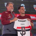 Cédric Soares foi apresentado com a camisa 6 no São Paulo. (Foto: Gabriel Sá)