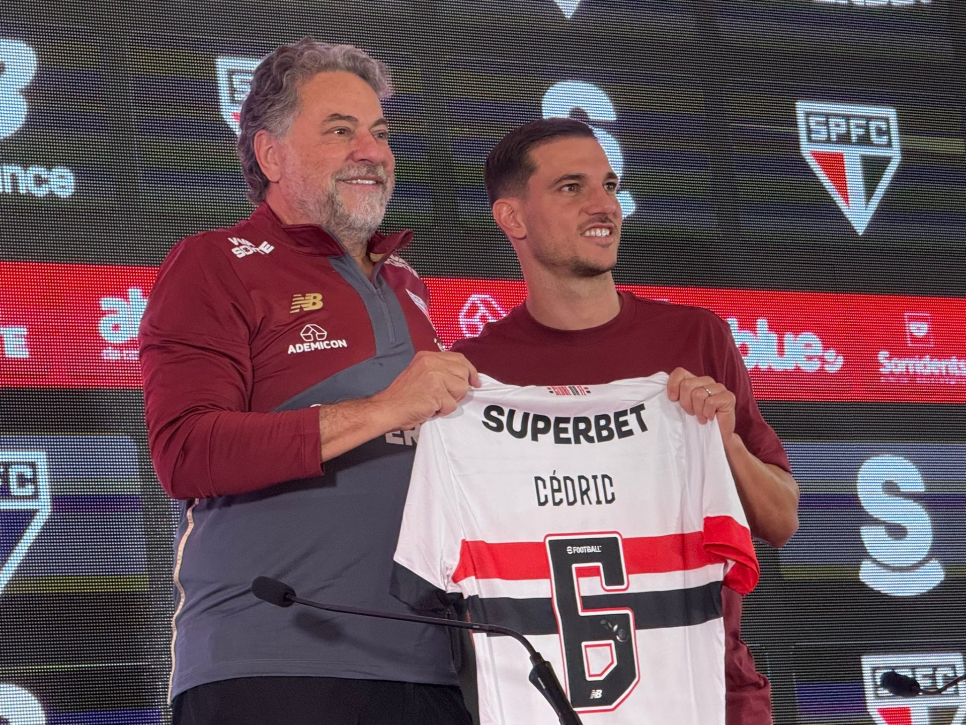 Cédric Soares foi apresentado com a camisa 6 no São Paulo. (Foto: Gabriel Sá)