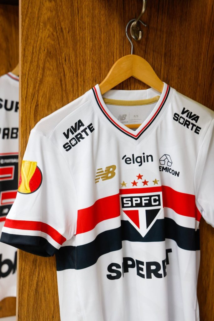 São Paulo estreia camisa nova no MorumBIS. (Foto: X do SPFC)