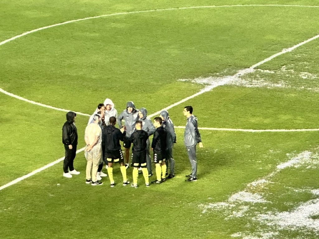 Gramado da Vila Belmiro está bastante encharcado e jogo do São Paulo tem início atrasado. (Foto: Ana Canhedo)