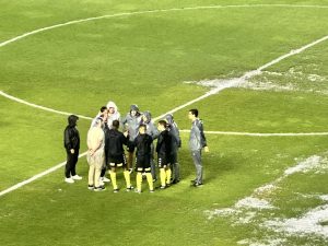 Gramado da Vila Belmiro está bastante encharcado e jogo do São Paulo tem início atrasado. (Foto: Ana Canhedo)