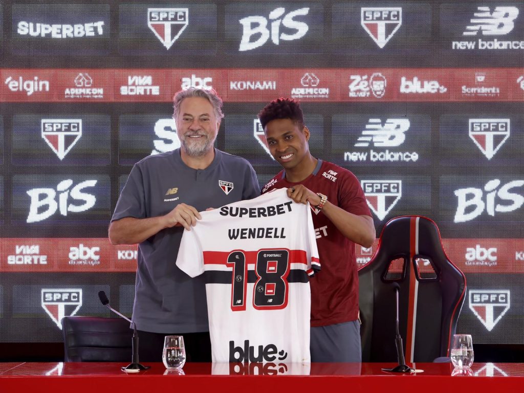Wendell foi apresentado à torcida do São Paulo. (Foto: Rubens Chiri/SPFC)