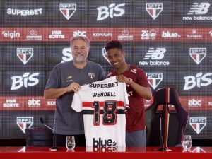 Wendell foi apresentado à torcida do São Paulo. (Foto: Rubens Chiri/SPFC)