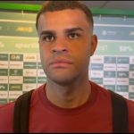 Alisson em entrevista pós-jogo. Foto: Gabriel Sá
