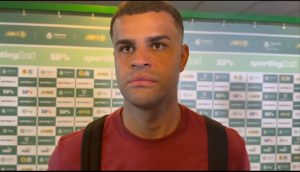 Alisson em entrevista pós-jogo. Foto: Gabriel Sá