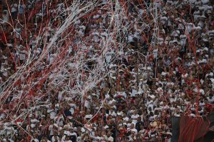 Torcida do São Paulo comparece em peso no MorumBIS. (Foto: Rubens Chiri e Paulo Pinto/SPFC)
