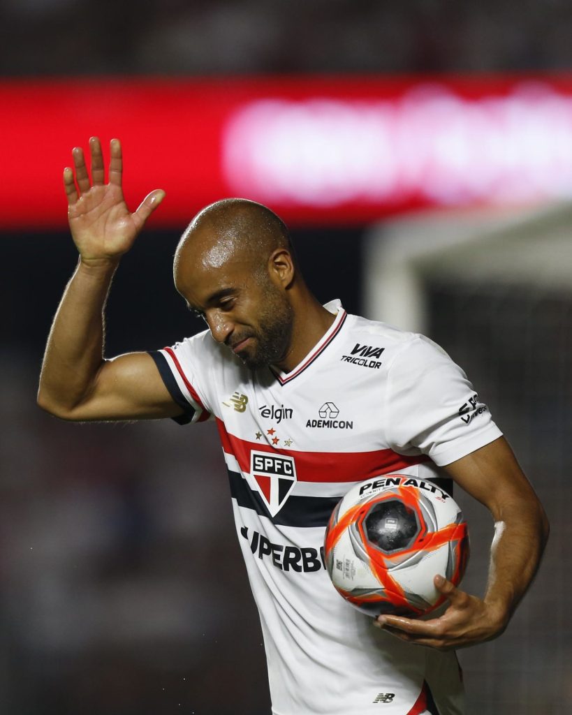 Lucas é titular absoluto do São Paulo. (Foto: Rubens Chiri, Miguel Schincariol e Paulo Pinto/SPFC)