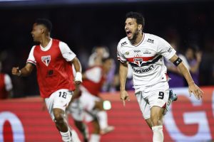 São Paulo tem acordo com a Superbet até 2030. (Foto: Rubens Chiri, Paulo Pinto e Miguel Schincariol/SPFC)