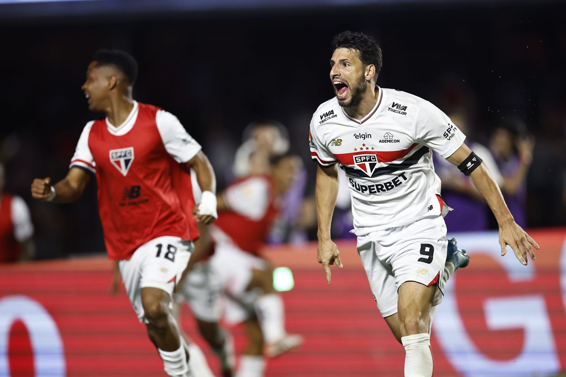 São Paulo tem acordo com a Superbet até 2030. (Foto: Rubens Chiri, Paulo Pinto e Miguel Schincariol/SPFC)
