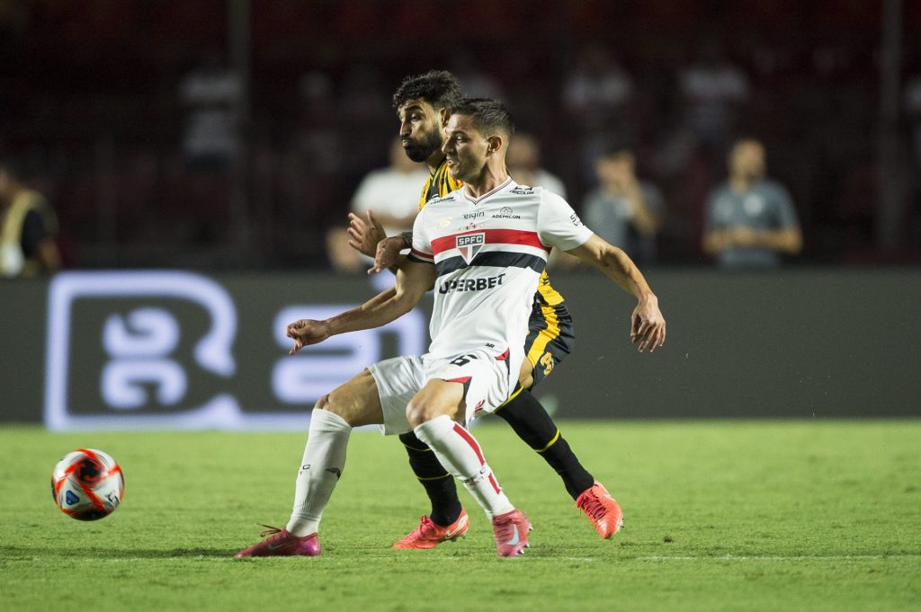 Cédric Soares deve renovar com o São Paulo até dezembro. (Foto: Renato Pizzutto/Ag.Paulistão)