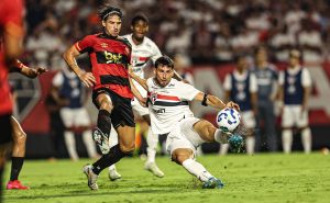 São Paulo estreou com empate no Brasileirão 2025. (Foto: Rubens Chiri e Paulo Pinto/SPFC)