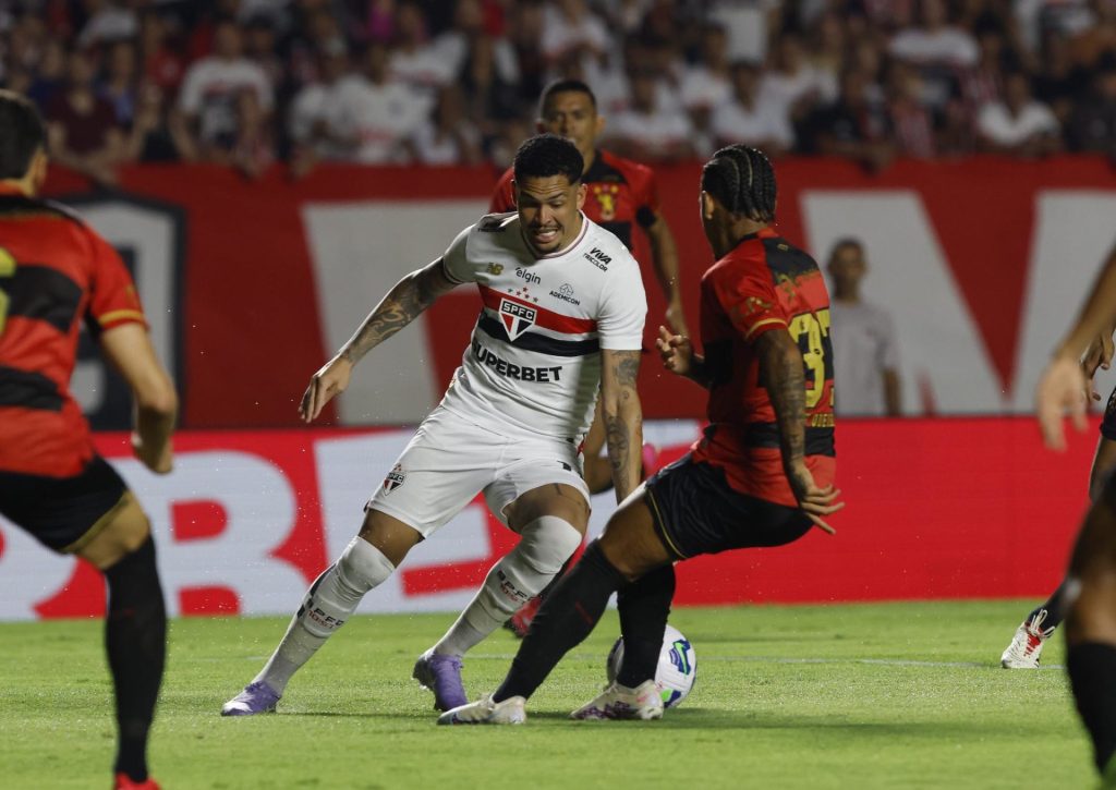 São Paulo trava no Sport e só empata no MorumBIS. (Foto: Rubens Chiri e Paulo Pinto/SPFC)