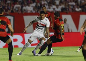 São Paulo trava no Sport e só empata no MorumBIS. (Foto: Rubens Chiri e Paulo Pinto/SPFC)