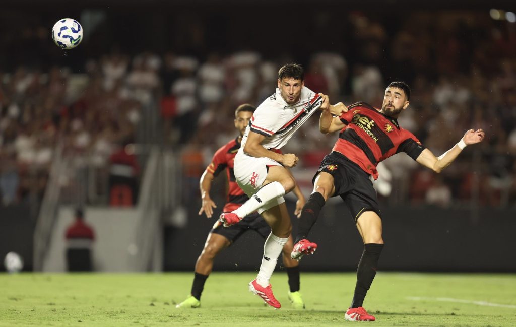 Centroavante argentino tem sido criticado no Tricolor. (Foto: Rubens Chiri e Paulo Pinto/SPFC)