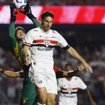 Calleri perdeu a penalidade no empate sem gols entre São Paulo e Sport. (Foto: Rubens Chiri e Paulo Pinto/SPFC)