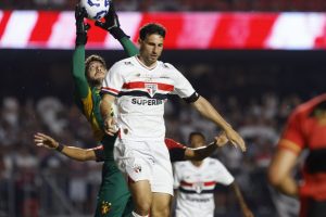 Calleri perdeu a penalidade no empate sem gols entre São Paulo e Sport. (Foto: Rubens Chiri e Paulo Pinto/SPFC)
