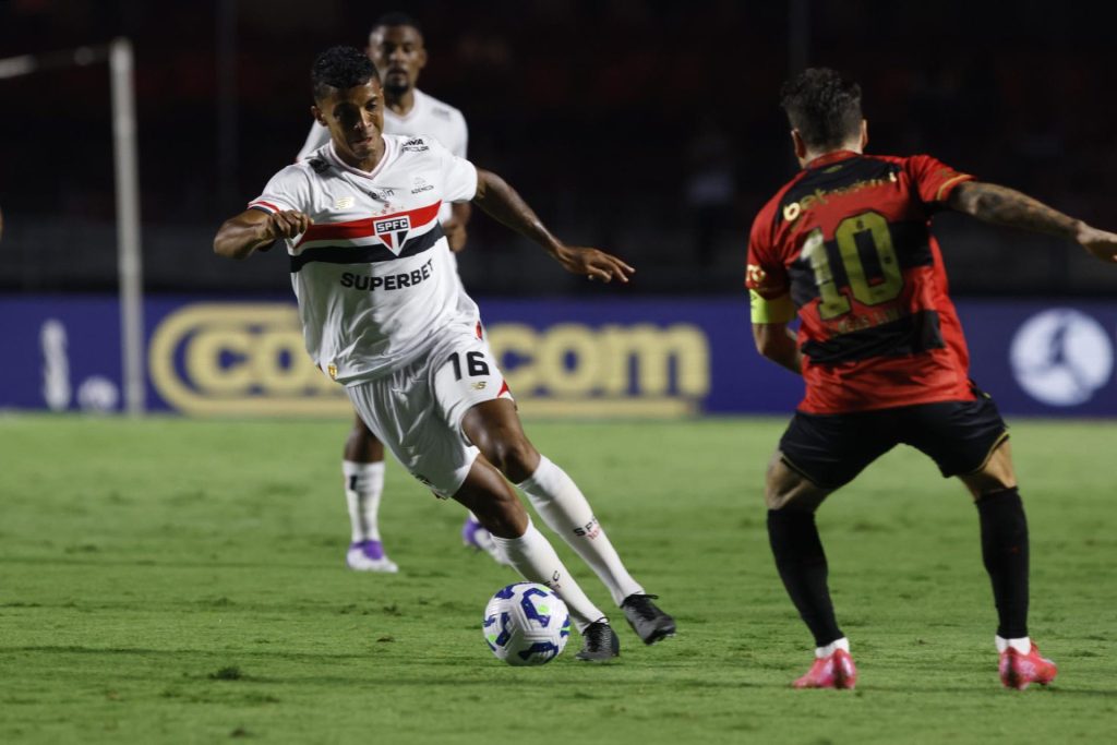 Luiz Gustavo voltou a ser titular do São Paulo. (Foto: Rubens Chiri e Paulo Pinto/SPFC)