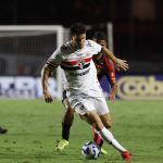 Calleri é criticado depois de perder pênalti pelo São Paulo. (Foto: Rubens Chiri e Paulo Pinto/SPFC)