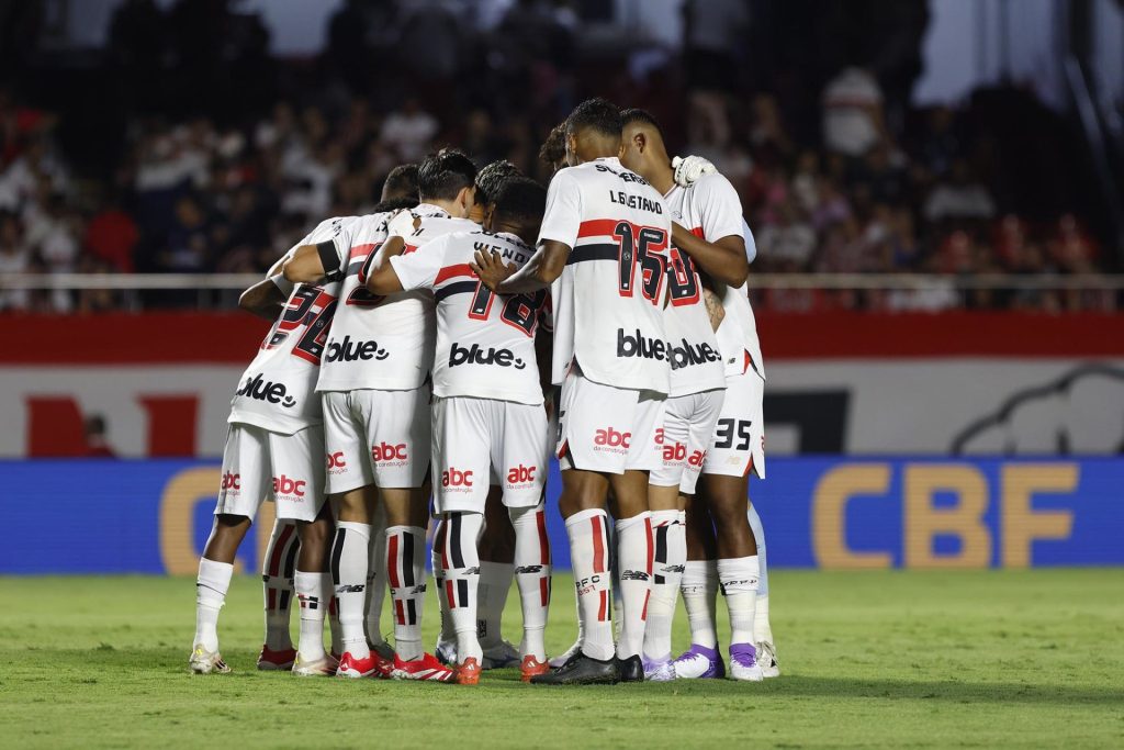 São Paulo se prepara para mais um jogo na temporada. (Foto: Rubens Chiri e Paulo Pinto/SPFC)
