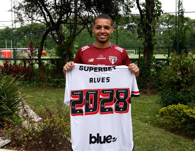 Alves renova contrato com o Tricolor. (Foto: Rubens Chiri/SPFC)