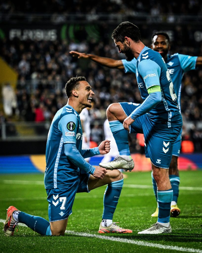 Antony e Isco brilharam em vitória do Bétis pela Conference League. (Foto: X do Bétis)
