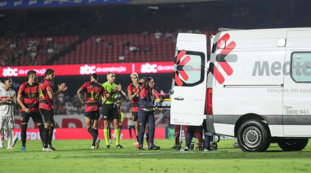 Igor Cariús deixou o gramado do MorumBIS de ambulância. (Foto: Marco Miatelo/AGIF)