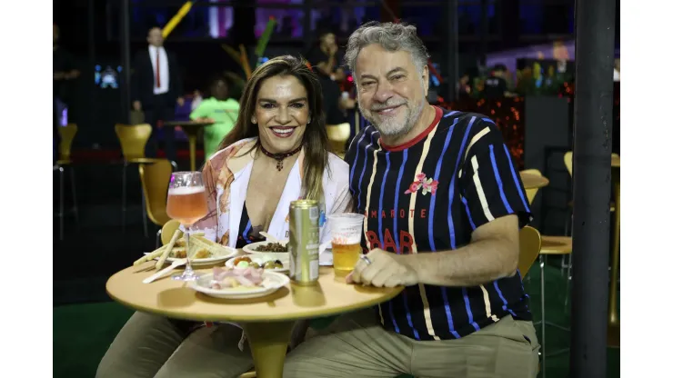 Casares publica foto ao lado da esposa durante desfile da Dragões da Real, escola de samba ligada ao São Paulo. (Foto: Reinaldo Campos/AGIF)
