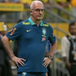 Dorival Júnior fica pendurado no cargo depois de ser goleado pela Argentina. (Foto: Nelson Almeida/AFP)