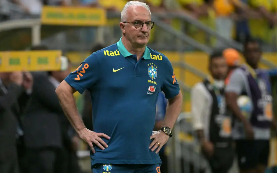 Dorival Júnior fica pendurado no cargo depois de ser goleado pela Argentina. (Foto: Nelson Almeida/AFP)