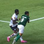 Arboleda e o "pênalti" marcado pela arbitragem no jogo entre São Paulo x Palmeiras. (Foto: Reprodução/CazéTV)