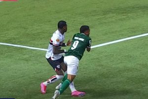Arboleda e o "pênalti" marcado pela arbitragem no jogo entre São Paulo x Palmeiras. (Foto: Reprodução/CazéTV)