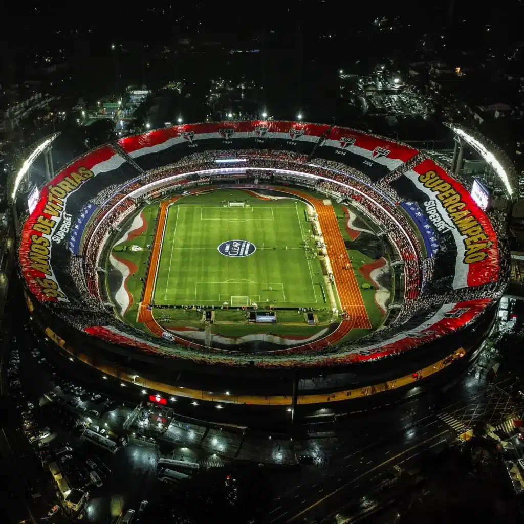 São Paulo fez mosaico histórico no jogo contra o Corinthians. (Foto: Miguel Schincariol/SPFC)