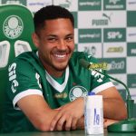Vitor Roque pode estrear pelo Palmeiras contra o São Paulo. (Foto: César Greco/SEP)